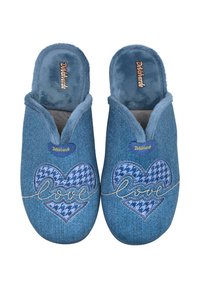 Zapatillas de tela azules con un acabado texturizado, que presentan un diseño de corazones en diferentes patrones azules, la palabra "amor" bordada en plata y un forro suave.