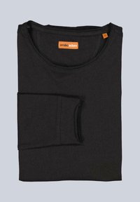 Schwarzes Langarm-T-Shirt aus weichem Stoff, mit rundem Halsausschnitt und hochgerollten Ärmeln, versehen mit einem orangefarbenen Markenschild.