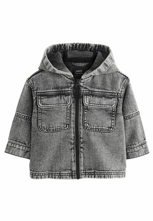Grå denimjakke i småbørnsstørrelse med lynlås foran, to brystlommer med klap, lange ærmer og en påsyet hætte.