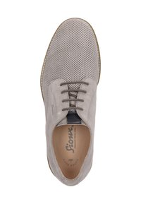 Chaussure en suède gris clair avec texture perforée, bout rond et fermeture à lacets. Présente une semelle marron et une semelle intérieure avec logo.