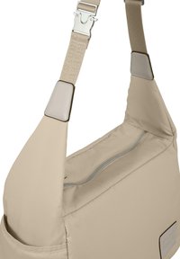 Beige válltáska texturált, sima felülettel, cipzáras fő rekesszel, állítható pánttal és fém kiegészítőkkel.