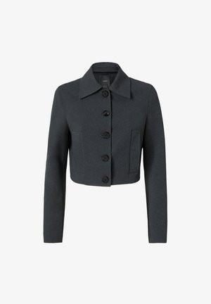 Skraćeni, tamno sivi džemper od mekog materijala, sa oštrim reverima, šest crnih dugmadi i dva prednja džepa.