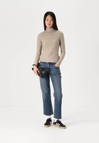 Abercrombie & Fitch SLIM CURLY TURTLE NECK - Džemperis - brown