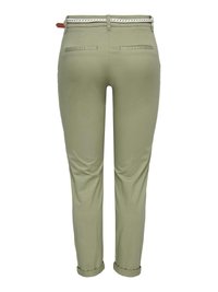 Pantalon droit vert olive clair avec des ourlets retroussés, des poches passepoilées à l'arrière et une ceinture blanche avec une boucle marron.
