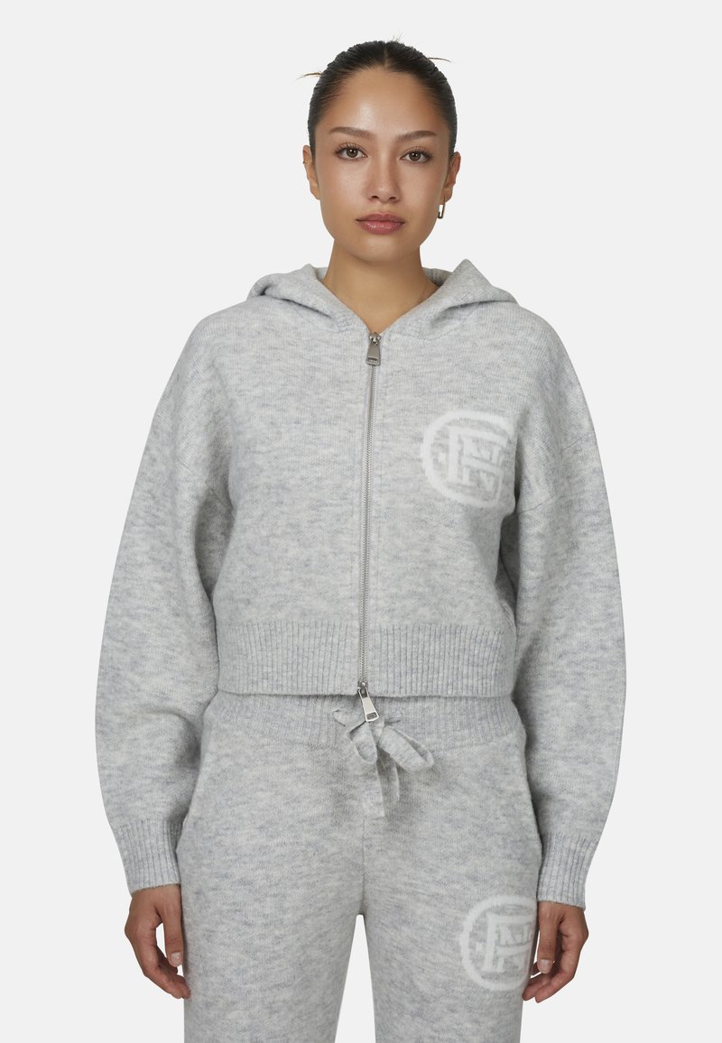 Szara, krótkia bluza z zamkiem wykonaną z teksturowanego materiału dzianinowego, z kapturem, prążkowanym wykończeniem oraz logo na lewej piersi.