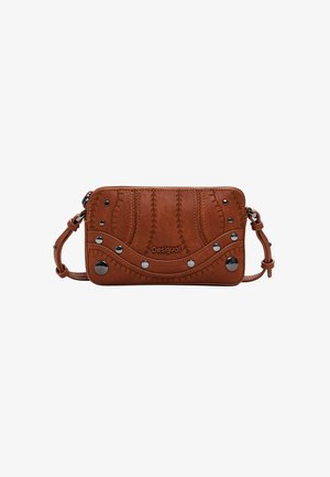 Brązowa skórzana torba na ramię z dekoracyjnym przeszyciem, srebrnymi ćwiekami, zamknięciem na zamek, regulowanym paskiem i wytłoczonym logo z przodu.