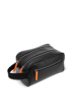 Czarna teksturowana skórzana kosmetyczka z trzema kieszeniami na zamek błyskawiczny oraz pomarańczowymi uchwytami zamków, a także czarnym materiałowym paskiem do przenoszenia.