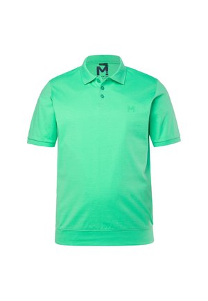 Zielona koszulka polo z krótkim rękawem, trzema guzikami i małym wytłoczonym logo na lewej piersi na białym tle.