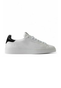 Sneaker in pelle bianca con accento nera sul tallone, suola in gomma piatta e chiusura a lacci con cinque occhielli. Superficie liscia e design minimalista.
