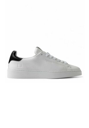 Sneaker in pelle bianca con accento nera sul tallone, suola in gomma piatta e chiusura a lacci con cinque occhielli. Superficie liscia e design minimalista.