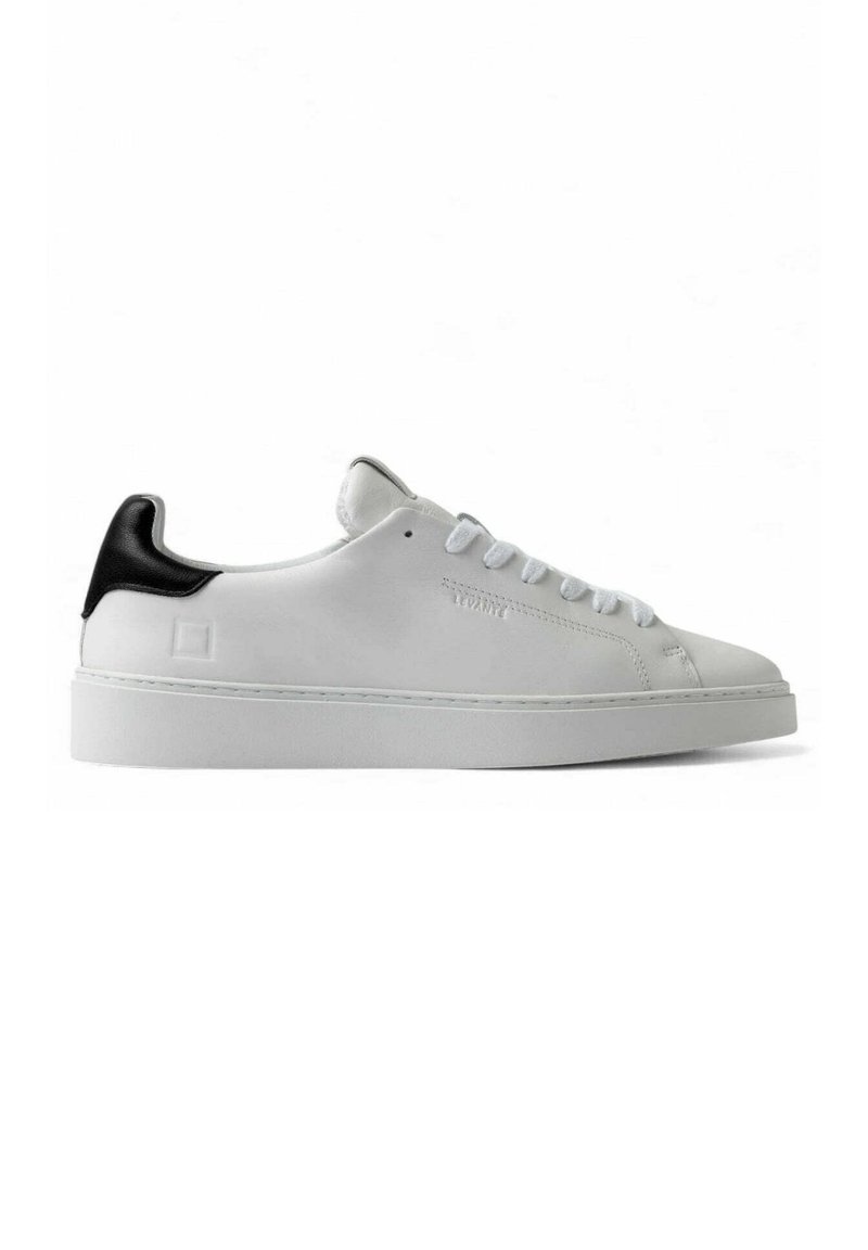 Sneaker in pelle bianca con accento nera sul tallone, suola in gomma piatta e chiusura a lacci con cinque occhielli. Superficie liscia e design minimalista.