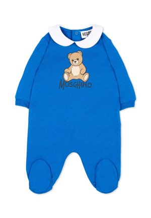 Niebieski kombinezon niemowlęcy z białym zaokrąglonym kołnierzem, grafiką misia i tekstem "Moschino" na piersi, z długimi rękawami i stópkami.