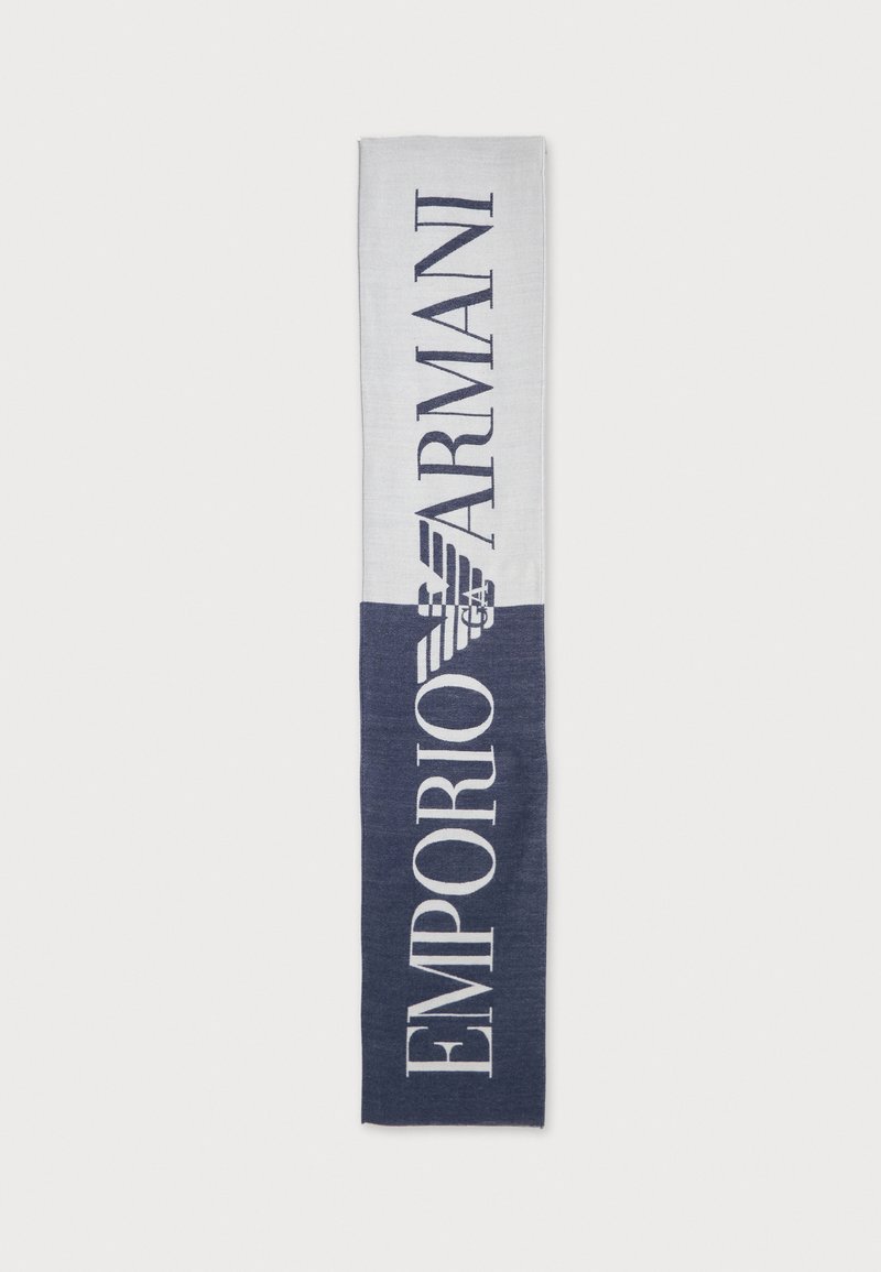 Écharpe bicolore avec des sections blanches et bleu foncé, comportant un grand texte vertical Emporio Armani et le logo de l'aigle de la marque au centre.