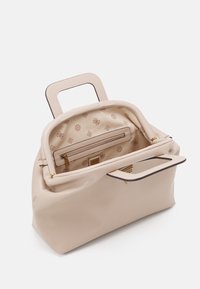 Beige håndtaske med glat overflade, rektangulær form og dobbelte håndtag. Indvendig foret med mønstret stof, med en lynlåslomme og guld accenter.