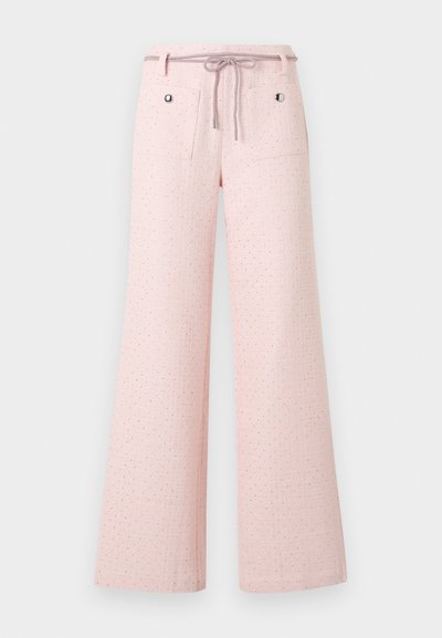 Φαρδιά παντελόνια ανοιχτό ροζ με μικρή υφή πουά, τσέπες μπροστά, θηλιές για ζώνη και ελαστική μέση με κορδόνι.
