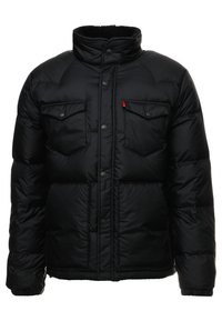 Sort pufferjakke med høj krave, quiltet design, knaplukning, to brystlommer og ribbede manchetter. Indeholder en lille logoaccent.