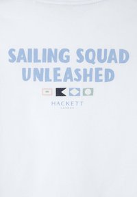 Bílý bavlněný tričko s nápisem "SAILING SQUAD UNLEASHED" ve světle modré barvě, s geometrickými námořními vlajkami a menším textem "HACKETT LONDON" pod ním.