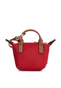 Κόκκινη τσάντα χειρός από νάιλον με καφέ δερμάτινα χερούλια στο επάνω μέρος, ασημένιες μεταλλικές λεπτομέρειες και δομημένο σχήμα. Επιφάνεια με υφή και μπλε λεπτομέρειες περιγράμματος.