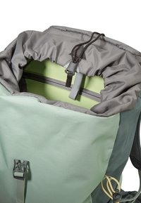 Sac à dos de randonnée vert clair et gris avec fermeture à cordon, boucle frontale et poche intérieure zippée visible.