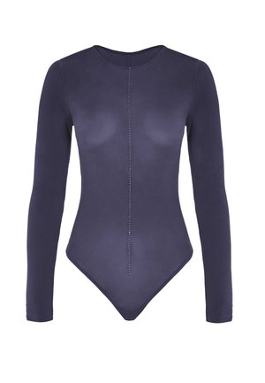 Langærmet body i dyb lilla med rund halsudskæring, glat tekstur og en central række af dekorative nitter ned foran.