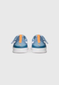 Des chaussures de sport bleues et blanches avec un tirant orange au talon, présentant un extérieur lisse et un tissu texturé sur le dessus pour la respirabilité.