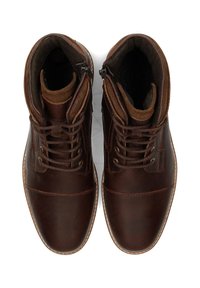 Braune Leder-Stiefeletten mit rundem Zehenbereich, Schnürverschluss vorne und Reißverschlüssen an den Seiten. Verfügen über einen gepolsterten Kragen und ein kontrastreiches, hellbraunes Innenfutter.