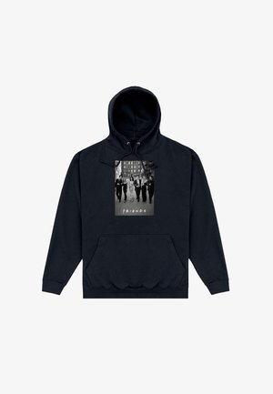 Zwarte hoodie met een zwart-witfoto van zes mensen die op een stadsstraat lopen, met de tekst "FRIENDS" eronder.