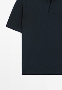 Námořnická polo košile s plochým límcem, krátkými rukávy a texturovanou pleteninou. Má rovný lem a žádné viditelné loga ani vzory.
