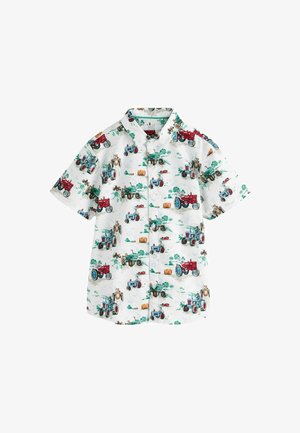 Kurzärmliges, cremefarbenes Hemd mit bunten Traktor-Drucken und grünen, roten und braunen Akzenten. Wird mit grauen Hosen getragen.