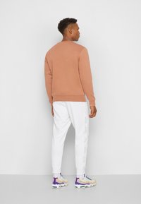 Nike Sportswear CRW - Camisola - mineral clay