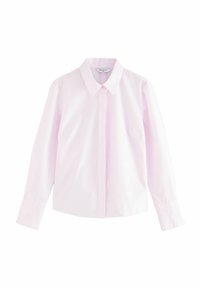 Chemise rose clair à manches longues en coton avec un col, présentant de subtiles rayures verticales blanches et des fermetures à boutons.