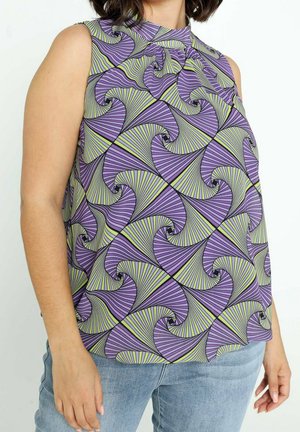 Haut sans manches à col montant présentant un motif géométrique tourbillonnant en violet, vert et noir, porté avec un jean bleu clair.