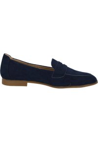 Mocassins en daim bleu marine, dotés d'une semelle plate, d'un embout arrondi et d'une sangle décorative sur le dessus du pied. Texture lisse, design simple.