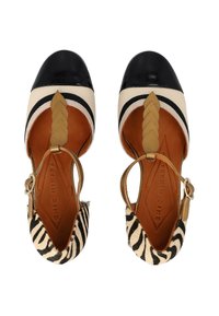 Scarpe in pelle beige e nere con un retro a motivo zebra, cinturino alla caviglia e un accento intrecciato dorato sulla parte anteriore. Design a punta tonda.