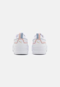 Baskets blanches avec une semelle texturée, ornées d'accents rose pastel et bleu, et d'un logo doré à l'arrière du talon. Design à bout rond.