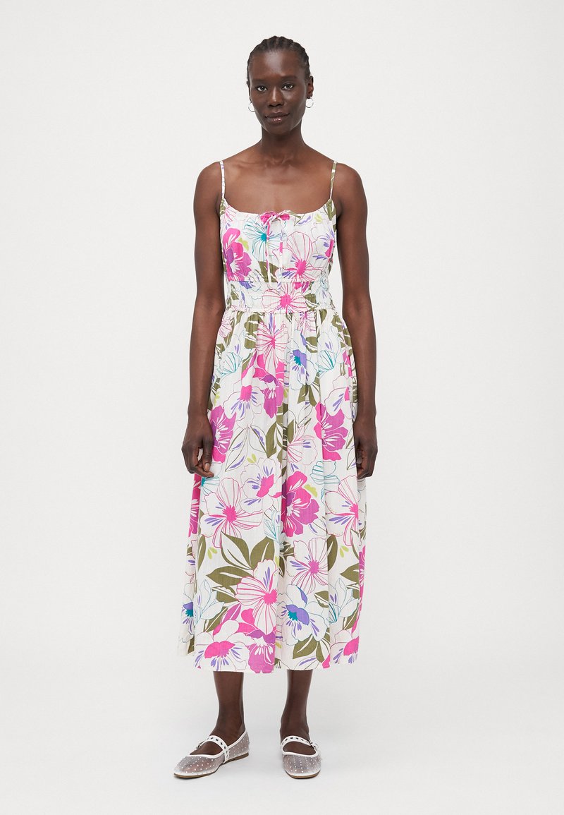 Blumenkleid in Midi-Länge mit Spaghettiträgern, verziert mit rosa, lila und grünen Blumen auf hellem Hintergrund; geraffte Taillendetails.