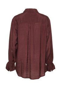 Camicia borgogna a maniche lunghe realizzata in un tessuto morbido e leggero. Presenta polsini con bottoni e una vestibilità comoda con una cucitura a yoke sul retro.