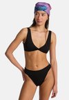 SOL SEARCHER TWIST - Bikini pezzo sopra - black pebble