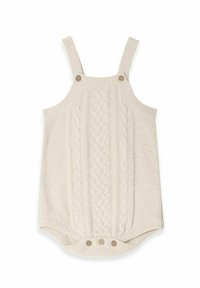 Kabelstrikket baby romper i creme, med brede skulderstropper, trækknapper i træ foran og i bunden, og struktureret mønster hele vejen igennem.