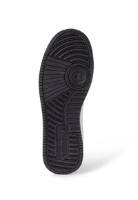 Czarny gumowy spód z wzorzystą fakturą z koncentrycznymi okręgami i przetłoczeniami, oznaczony logo "Champion" w pobliżu pięty.