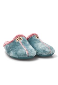 Zapatillas de casa azules difusas con ribete y costuras rosas, textura suave, parte trasera abierta y un parche con el logo en el lateral. Suela plana y flexible.