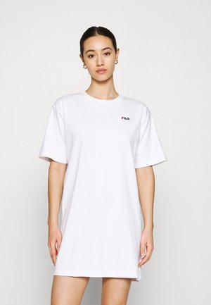 Abito t-shirt bianco in cotone con maniche corte, colletto rotondo e un piccolo logo FILA nero e rosso sul petto. Design semplice e senza fronzoli.