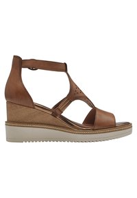 Bruine leren wedge sandalen met een uitgesneden ontwerp, verstelbare enkelband en beige rubberen zool. Met geperforeerde details op de bovenkant.