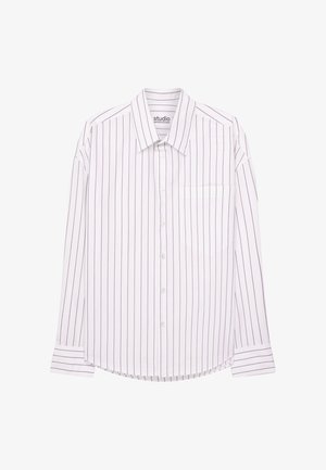 Weißes Langarmhemd mit lila vertikalen Streifen. Es verfügt über einen spitzen Kragen, eine Knopfleiste und eine Brusttasche auf der linken Seite. Glatte Stoffoberfläche.
