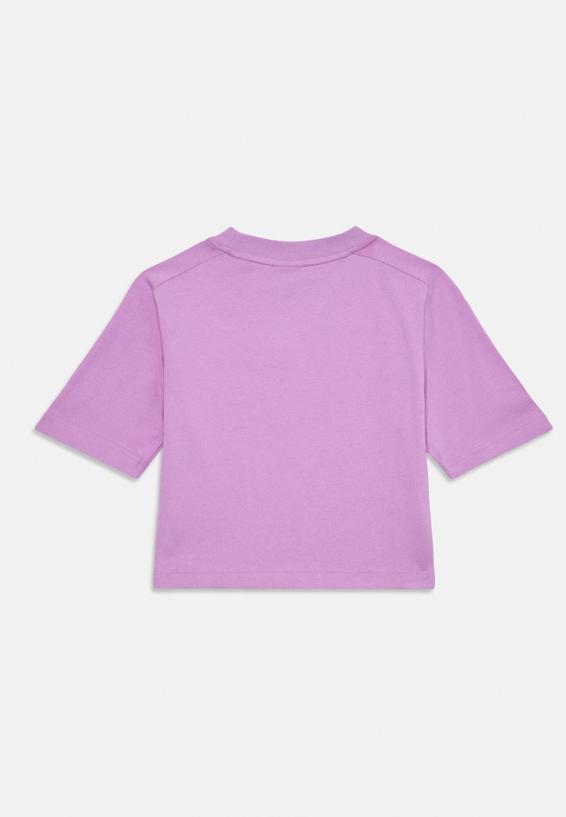 T-shirt a maniche corte di colore lavanda realizzato in morbido cotone. Presenta un colletto rotondo e una vestibilità comoda con spalle senza cuciture.