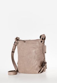 Borsa crossbody in pelle taupe chiaro con tracolla regolabile, chiusura a zip e cuciture a vista. Presenta una texture sottile e un design minimalista.