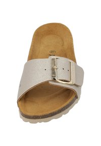 Lichtbeige teenslipper met een glinsterende band, verstelbare metalen gespsluiting en een gevormde, gestructureerde voetbed voor comfort.