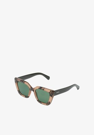 Vierkante zonnebril met groene glazen en beige voorframe met schildpaddenvormig patroon, zwarte pootjes.