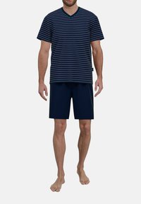 Navy und weiße gestreifte V-Ausschnitt-T-Shirt, kombiniert mit einfarbigen navy Shorts. Der Stoff wirkt weich, mit einem lässigen Schnitt und kurzen Ärmeln.