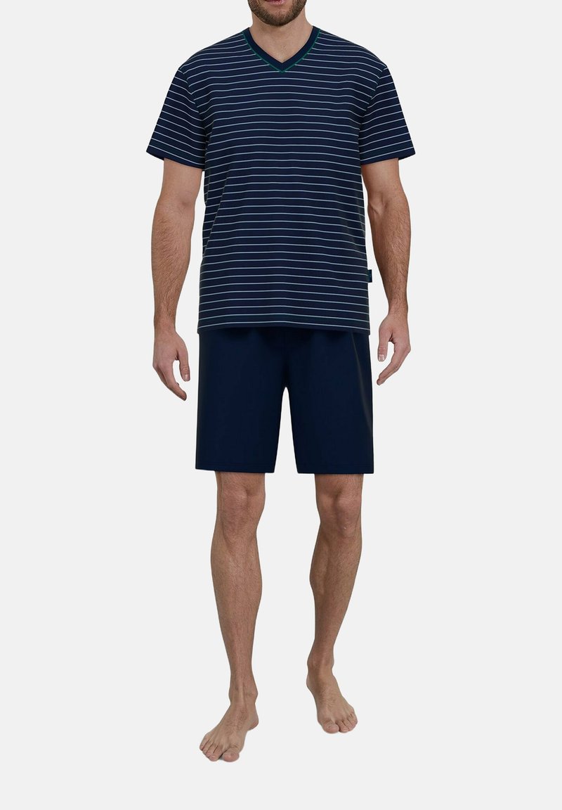 Navy und weiße gestreifte V-Ausschnitt-T-Shirt, kombiniert mit einfarbigen navy Shorts. Der Stoff wirkt weich, mit einem lässigen Schnitt und kurzen Ärmeln.